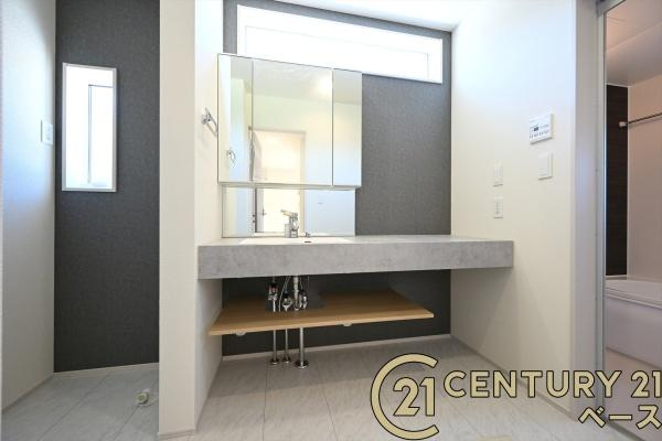 生駒市萩の台 ６号棟 ／新築一戸建の独立洗面台|■現地撮影写真■三面鏡タイプのミラーキャビネット！収納スペースも豊富です！