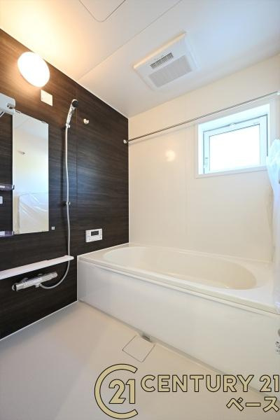 生駒市萩の台 ６号棟 ／新築一戸建の浴室|■現地撮影写真■床は水ハケが良く、乾きやすいのでカビの発生も軽減！