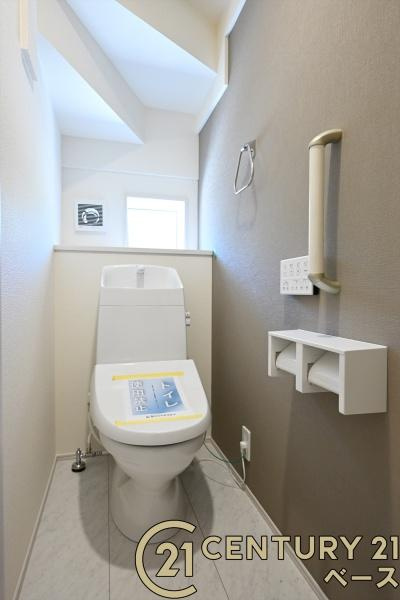 生駒市萩の台 ６号棟 ／新築一戸建のトイレ|■現地撮影写真■フチなし＆トルネード洗浄でお掃除も楽らく！ウォシュレット付きです！