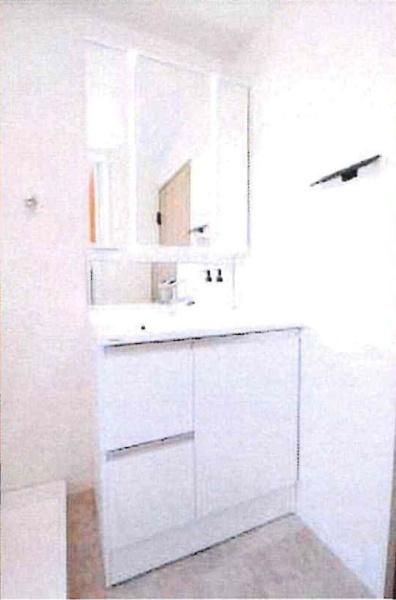 リバーサイド朝日の独立洗面台|3面鏡・収納を装備した洗面台！