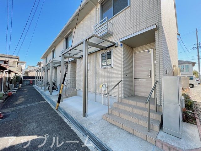 春日井市月見町のアパートのエントランス