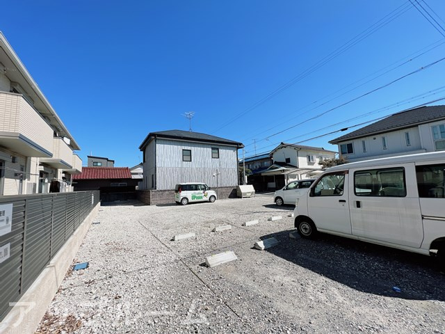 春日井市月見町のアパートの駐車場