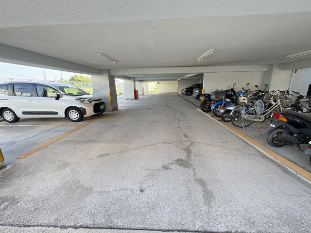 プレステージ西神戸の駐車場