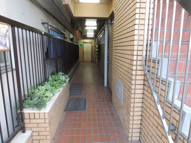 千石片岡ビルのエントランス