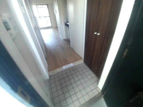 YKハイツ松の内の玄関