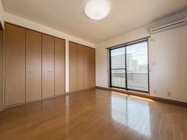 荏隈　中古の洋室|大きな窓から明るい光が入る洋室です。収納スペースがしっかりと確保されています。すっきりとした室内で快適にお過ごしいただけます。エアコンも設置されています。ベランダへのアクセスも便利です。