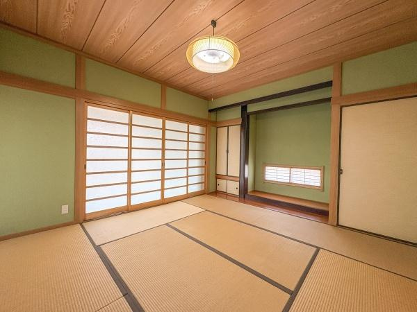 荏隈　中古の和室|和室ならではの落ち着いた雰囲気を感じられる空間です。障子から柔らかい光が入り自然素材の良さが伝わってきます。天井や壁の色合いも調和が取れておりシンプルでまとまりのある内装です。