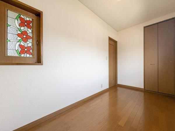 荏隈　中古の収納|クローゼット付きのお部屋で荷物の整理や収納がしやすい設計です。木目調の建具が空間に統一感をもたらしています。窓のステンドグラスがアクセントとなり個性的な雰囲気を演出しています。