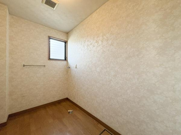 荏隈　中古の独立洗面台|洗面台・洗面所には窓があり採光もしっかりと確保できます。壁や床がシンプルなデザインで空間を活用しやすい仕様です。換気扇が設置されているため湿気対策も行えます。