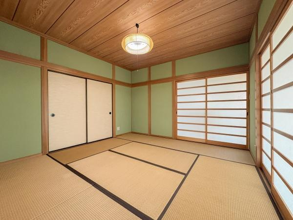 荏隈　中古の和室|伝統的な木目天井と畳が調和した落ち着きのある和室です。広々とした空間が室内を開放的に演出しています。障子から差し込む自然光が室内をやさしく照らします。