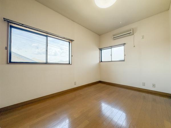 荏隈　中古の洋室|二面に窓があり自然光をたっぷり取り込める洋室です。壁や床の色合いが落ち着いた雰囲気を演出しています。エアコンが設置されており1年を通して快適に過ごせます。