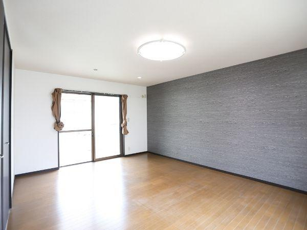 葛木　中古の洋室|大きな窓から光が差し込み明るい空間となっています。アクセントクロスが印象的な洋室です。床は木目調で落ち着いた雰囲気が漂います。シンプルな内装でどんな家具にも合わせやすい洋室となっています。