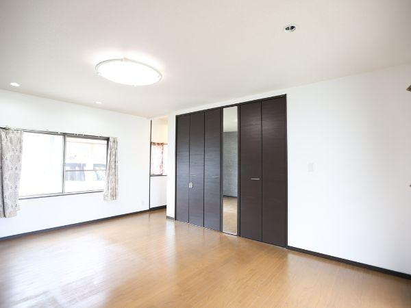 葛木　中古の洋室|明るい光が差し込む洋室です。大きなクローゼットがあり収納スペースが充実しています。ナチュラルなフローリングが落ち着いた雰囲気を演出しています。2面採光で通風も良好です。