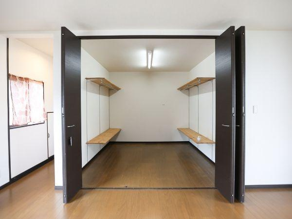 葛木　中古の収納|両側に棚が設置されているため効率的に収納スペースを活用できます。広々としたスペースで見渡しやすい設計です。ハンガーパイプも備えていて洋服などを整理しやすい仕様になっています。