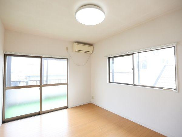 葛木　中古の洋室|窓が大きく室内に自然光がたっぷり入ります。明るい洋室で白い壁とフローリングの色合いが調和しています。エアコンが設置されているため快適な空間を保てます。バルコニーに面した扉もあり換気がしやすいです。