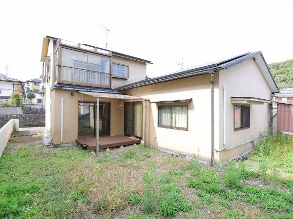 葛木　中古の庭|庭が広めなのでお好みのガーデニングや様々な使い方が可能です。建物裏手にもスペースがあり開放感があります。ウッドデッキ付きで使い勝手の良い庭です。周囲は住宅地で落ち着いた雰囲気です。