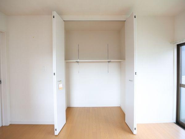 葛木　中古の収納|大きな開口部が特徴の収納スペースです。扉がしっかり開き内部が見渡しやすいデザインです。棚も備わっており整理整頓がしやすい仕様です。白を基調とした内装で清潔感があります。