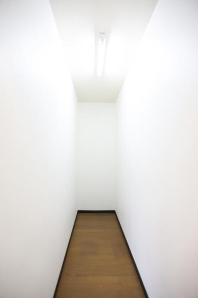 葛木　中古の収納|天井まで広がる白い壁で明るさが感じられる収納スペースです。奥行きがありさまざまな物を整理できそうです。シンプルな造りで使いやすさが魅力的です。照明が設置されており収納内も見やすくなっています。