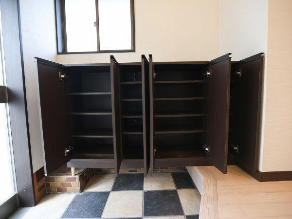 葛木　中古の玄関|広々とした玄関スペースにはたっぷり収納できるシューズボックスが設置されています。開閉しやすい扉付きで整理整頓も簡単です。自然光が入る窓があり明るい空間が広がります。