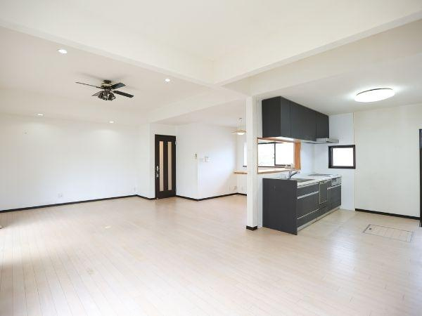 葛木　中古の居間・リビング|開放感のあるリビングが広がっています。天井のシーリングファンが空間にアクセントを加えています。キッチンとのつながりも良く使い勝手が考えられた間取りです。窓から光が差し込む明るい印象のリビングです。