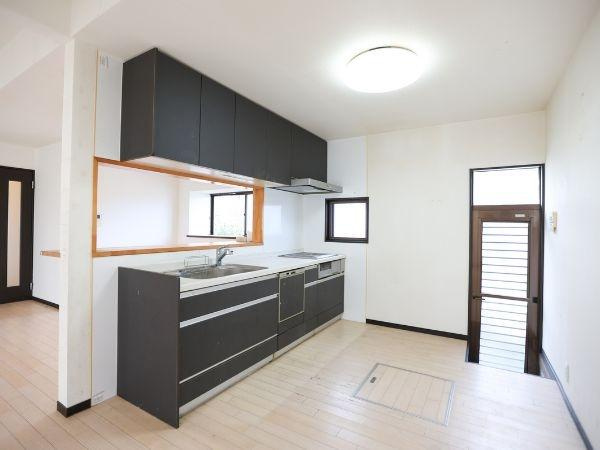 葛木　中古のキッチン|広々としたキッチンが印象的です。ふたつの窓から自然光が差し込み明るい雰囲気です。シンプルなデザインで空間がすっきりとしています。収納も豊富で使いやすさが感じられます。