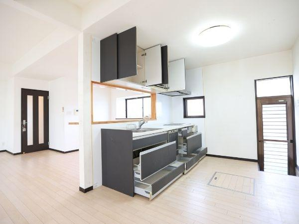 葛木　中古のキッチン|キッチンの収納が充実していて整理整頓がしやすい空間です。明るい室内と複数の窓による換気の良さが魅力です。空間が広く取られているので動きやすさを感じられます。