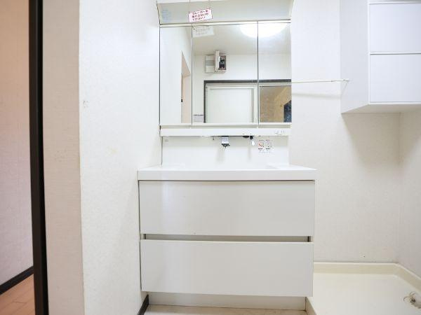 葛木　中古の独立洗面台|清潔感のある白を基調とした洗面台です。収納スペースが広くすっきりとした印象です。鏡が大きく身だしなみのチェックに便利です。シンプルなデザインで空間を有効に活用できます。