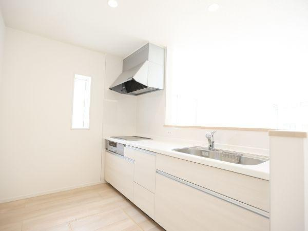 挾間町下市第1-4号棟のキッチン|明るい光が差し込むキッチンです。すっきりとしたデザインでお手入れもしやすい仕様になっています。大きなシンクと作業スペースが確保されています。収納も充実しており日常使いに便利です。