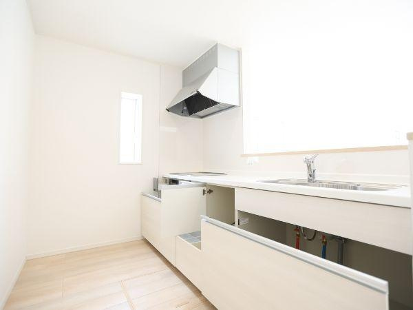 挾間町下市第1-4号棟のキッチン|明るい採光が魅力のキッチンです。シンプルなデザインで空間がすっきりとしています。収納が充実しており使い勝手の良さが感じられます。全体的に清潔感のある印象です。