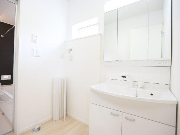 挾間町下市第1-4号棟の独立洗面台|清潔感のある明るい洗面台です。収納スペースが豊富で洗面用具もすっきり片付きます。広々としたカウンターで朝の準備も快適です。鏡の裏にも収納があり使い勝手に配慮されています。