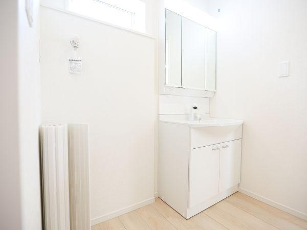 挾間町下市第1-4号棟の独立洗面台|明るい空間に設置された洗面台が清潔感を演出しています。壁付けのミラーキャビネットが使いやすさをサポートしています。シンプルなデザインでさまざまなインテリアに調和します。