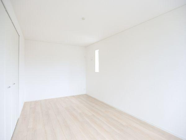挾間町下市第1-4号棟の洋室|ホワイトを基調とした洋室です。明るさが感じられる空間となっています。両サイドの壁面が広く家具配置の自由度も高いです。すっきりとしたデザインで様々なインテリアに調和します。収納スペースも備わっています。