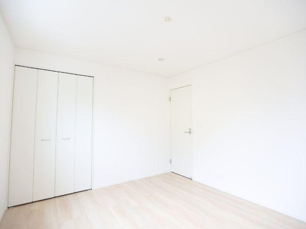 挾間町下市第1-4号棟の洋室|白を基調とした内装が空間を明るく演出します。収納に便利なクローゼット付きです。シンプルな設計で家具のレイアウトがしやすい洋室です。木目調の床が落ち着いた雰囲気を与えています。