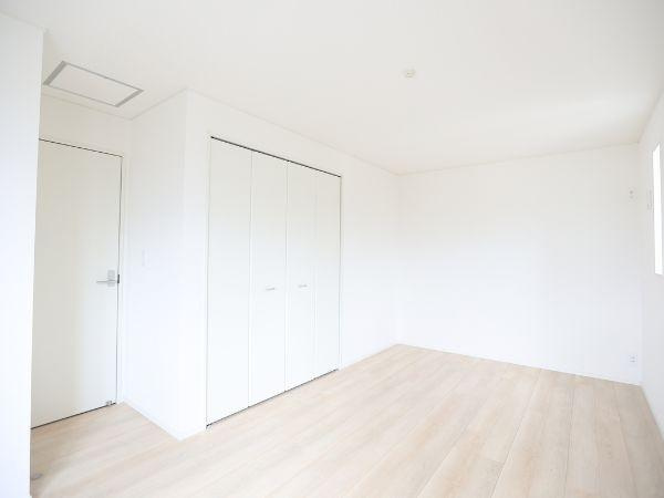 挾間町下市第1-4号棟の洋室|白を基調とした内装が空間の広がりを感じさせます。大きなクローゼットが収納に便利です。明るい床色が室内を爽やかに演出しています。天井も高めで開放感があります。洋室のレイアウトがしやすい形状です。
