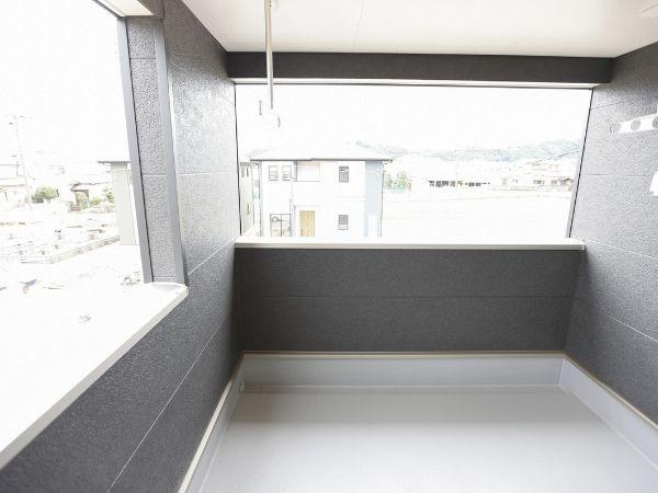 挾間町下市第1-4号棟のバルコニー|開放感のあるバルコニーが魅力です。視界が広がり周囲の景色を楽しめるスペースとなっています。ゆったりとしたサイズ感で様々な用途に利用しやすい空間です。屋根付きのため天候に左右されにくい点もポイントです。