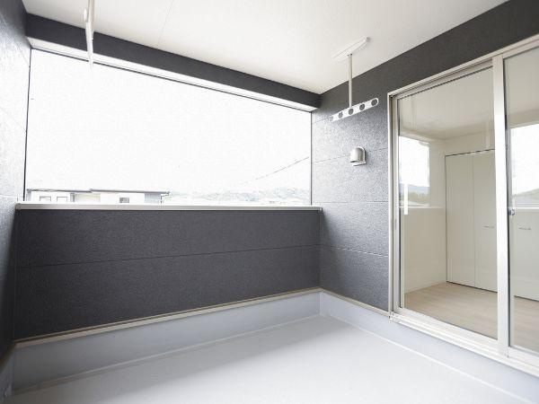 挾間町下市第1-4号棟のバルコニー|広々としたバルコニーで開放感があります。屋根があり天候を気にせずに利用できます。室内とスムーズにつながる設計です。爽やかな空間が魅力的です。シンプルなデザインがすっきりとした印象を与えます。