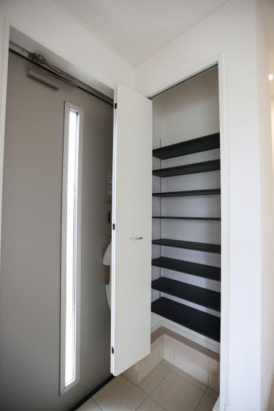 挾間町下市第1-4号棟の玄関|玄関には便利な収納スペースが備わっています。扉付きの棚がすっきりとした印象を与えます。明るい空間で物の出し入れも快適です。シンプルで使い勝手の良い設計になっています。