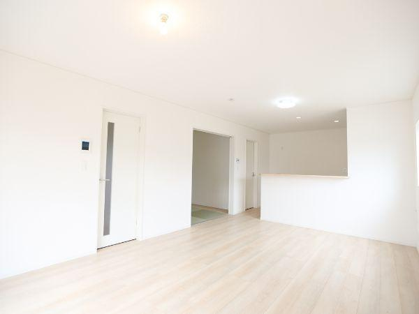 挾間町下市第1-4号棟の居間・リビング|明るい色合いのフローリングが印象的なリビングです。開放的な空間が広がりさまざまなインテリアと調和しやすい雰囲気です。隣接した空間ともつながりやすく使い勝手の良さが感じられます。