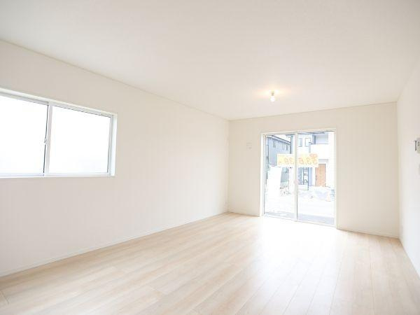 挾間町下市第1-4号棟の居間・リビング|大きな窓から光が差し込む明るくすっきりとしたリビングです。シンプルな内装で幅広いインテリアに合わせやすいお部屋です。床材の質感もやさしく開放感のある空間となっています。使いやすい間取りが魅力です。