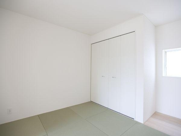 挾間町下市第1-4号棟の和室|落ち着いた色合いの和室です。収納スペースがあり室内がすっきりと片付きます。窓から自然光が入り明るさが感じられます。シンプルで使いやすいデザインです。