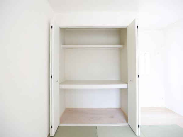 挾間町下市第1-4号棟の収納|扉付きの収納スペースでお部屋をすっきりと見せることができます。棚板が設置されており収納の使い分けも可能です。シンプルな白色のデザインが空間に調和しています。和室の雰囲気にも合わせやすい収納です。