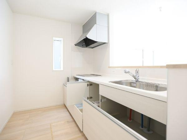 挾間町下市第1-3号棟のキッチン|シンプルなデザインのキッチンです。収納スペースが豊富なので片付けもしやすいです。窓から自然光が入り明るい雰囲気です。作業スペースも広く使い勝手が良い仕様です。