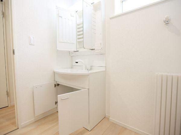 挾間町下市第1-3号棟の独立洗面台|清潔感のある洗面台が設置されています。収納スペースも豊富で洗面まわりをすっきりと保つことができます。明るい雰囲気の洗面所が毎日の支度を快適にします。開閉式の収納で使い勝手も良好です。