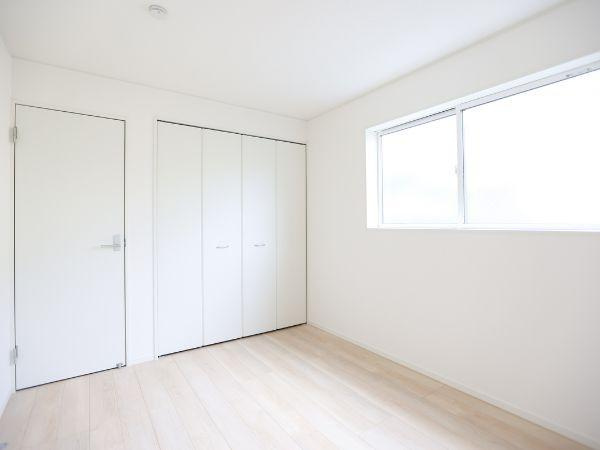挾間町下市第1-3号棟の洋室|明るい光が差し込む洋室です。シンプルな内装でどんなインテリアにも合わせやすい空間です。大きなクローゼット収納が備わっています。清潔感のある雰囲気が魅力です。