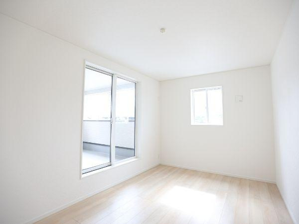 挾間町下市第1-3号棟の洋室|大きな窓から光が差し込む洋室です。シンプルなデザインでどんなインテリアも合わせやすい空間です。ナチュラルなフローリングが落ち着いた雰囲気を演出します。清潔感のある白い壁で明るい印象です。