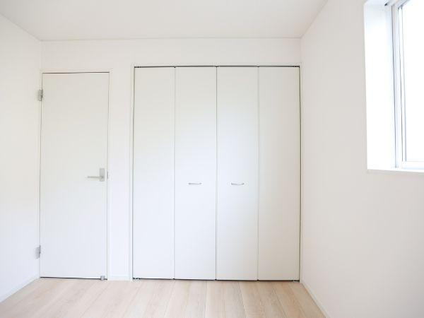 挾間町下市第1-3号棟の収納|白を基調としたシンプルな収納スペースがありお部屋全体がすっきりとした印象です。扉が複数あり開閉もしやすい設計となっています。収納力がありお部屋を有効に使えます。室内の明るさも確保されています。