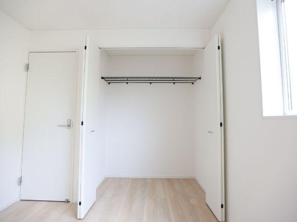 挾間町下市第1-3号棟の収納|奥行きのある収納スペースで衣類や小物の整理がしやすい設計です。開口部が広く収納物の出し入れもスムーズに行えます。シンプルな内装でどんなインテリアにも馴染みやすいです。