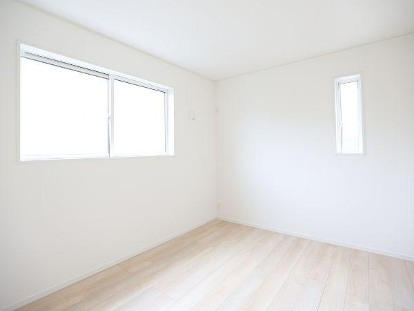 挾間町下市第1-3号棟の洋室|シンプルな内装が空間を広く見せる洋室です。窓からの採光が部屋全体を明るく演出します。白を基調とした壁とフローリングが清潔感のある印象を与えています。窓の配置により風通しの良さも期待できます。