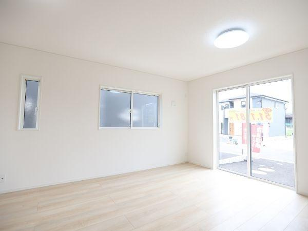 挾間町下市第1-3号棟の居間・リビング|リビングは明るい光が差し込む開放感のある空間です。大きな窓から外の景色を楽しめます。シンプルな内装でお手入れもしやすい仕様です。床はナチュラルカラーで落ち着いた雰囲気です。