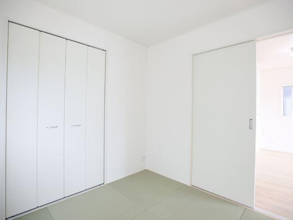 挾間町下市第1-3号棟の和室|白を基調とした明るい和室です。押入れ収納付きで使い勝手も良好です。スライドドアで空間の広がりが感じられます。畳敷きならではの落ち着きが魅力です。隣室との動線もスムーズです。